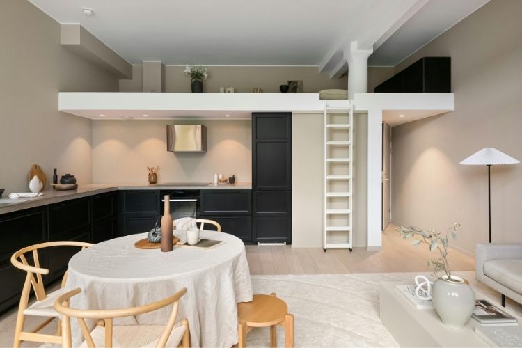 Világos, meleg neutrális falszínekkel kialakított modern enteriőr természetes anyagokkal